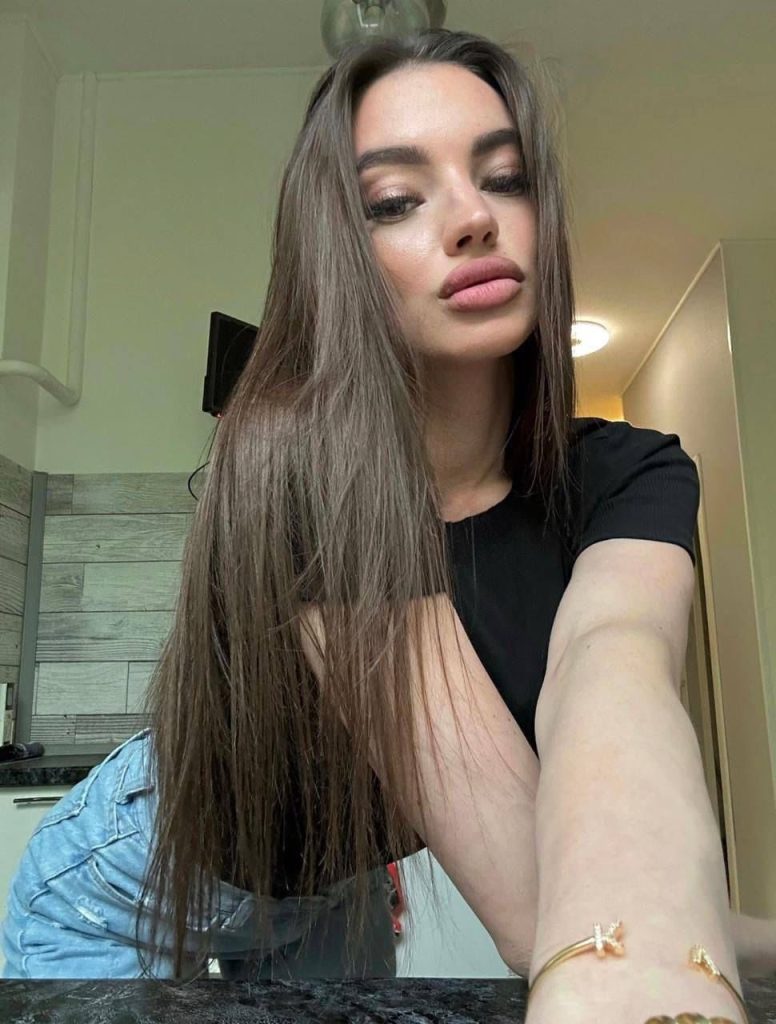 Ночной эскорт от Кристель работает в Питере